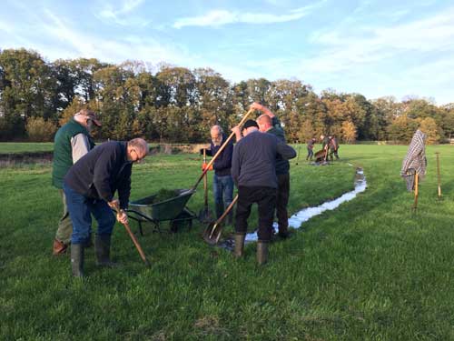 Niederlande: Werk aan de vloeigoot wei © Ardi de Vos Image